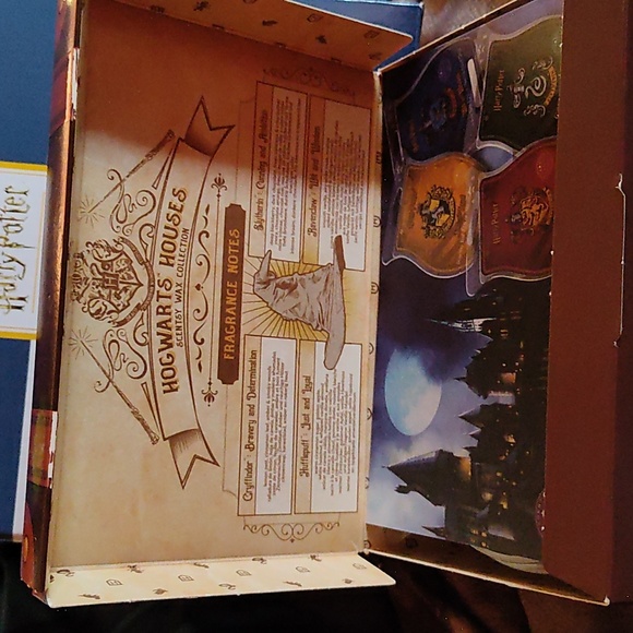 Harry Potter Hogwarts Scentsy Warmer and Wax Melts Chest Box Set - Picture 3 of 13